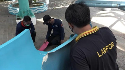 Tim Labfor Polda Jatim Angkut Barang Bukti dari TKP Ambrolnya Perosotan Kenpark