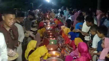 Mengintip Tradisi Kamomoose di Buton Tengah, Tradisi Mencari Jodoh Dengan Melempar Kacang