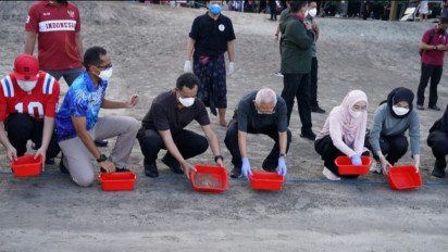 Wapres Lepas Anak Penyu di Pantai Kuta Bali