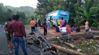 Hilang Kendali, Bus Rombongan Wisata Menabrak Sejumlah Gazebo di Gunungkidul