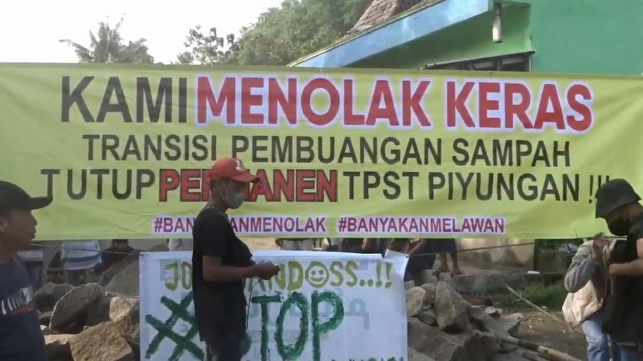 Protes Terdampak Limbah Sampah, Warga Blokir TPST Piyungan Bantul
            - galeri foto