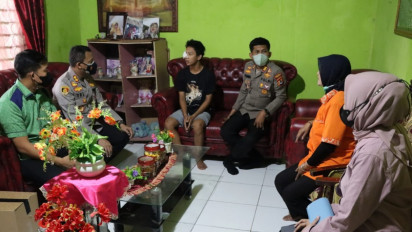 Datangi Rumah Korban Pembusuran, Kapolres Gowa Berjanji Ungkap Pelaku