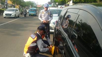 Razia Parkir Liar di Depok, Dishub Gembok dan Kempesi Sejumlah Kendaraan