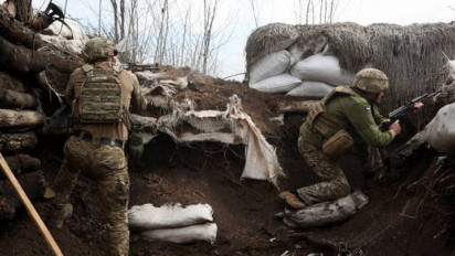 Pasukan Ukraina Luncurkan Roket Uragan untuk Serang Kota Donetsk 