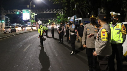 Imbas Wabah Penyakit Mulut dan Kuku, Truk-Truk Pengangkut Sapi di Gresik Dihadang Polisi