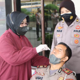 Cegah Covid-19 Usai Lebaran, Personel Polres Tegal Kota Lakukan Swab Antigen