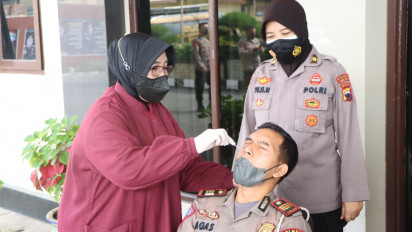 Cegah Covid-19 Usai Lebaran, Personel Polres Tegal Kota Lakukan Swab Antigen