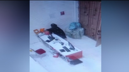 Terekam CCTV, Dua Wanita di Kendari Curi Paket Barang di Kantor Jasa Pengiriman