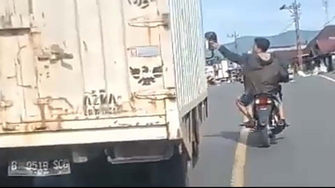 Aksi Pengendara Motor Palak Sopir Angkutan di Bengkulu Viral
            - galeri foto