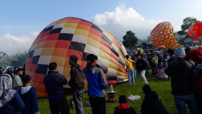Berbahaya, 12 Balon Udara Terbang di Langit Semarang Tanpa Pengikat