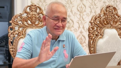 Politisi PDIP Ruhut Sitompul Unggah Meme Anies Pakai Baju Suku Dani