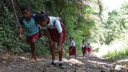 Siswa SD di Ende, Nusa Tenggara Timur Harus Berjalan Kaki 3 Kilometer Lewati Hutan ke Sekolah
