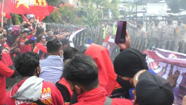 Demo Tolak Kenaikan Biaya PPTI di PT. KIMA Belangsung Ricuh