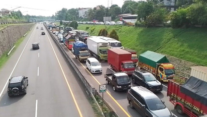 Tol Semarang Macet Total 10 KM Gegara Truk Kontainer Oleng Tutup Jalan