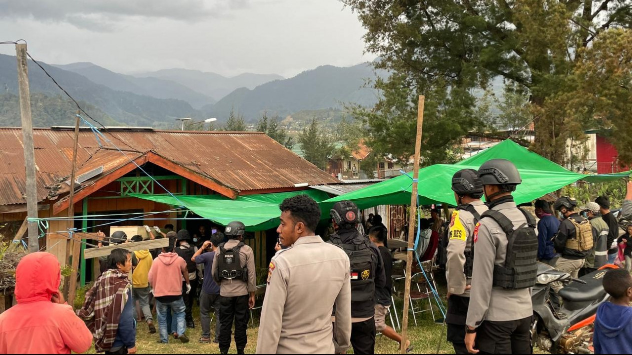 Kepala Suku dan Masyarakat Temukan Korban Penembakan KKB di Ilaga
            - galeri foto
