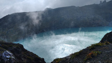 Danau Kelimutu Kembali Berubah Warna dari Hijau menjadi Biru Muda