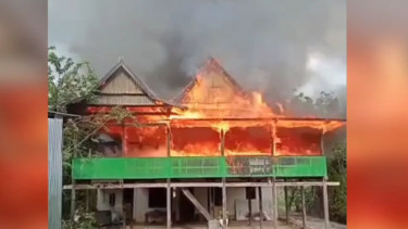 Rumah Panggung di Maros Ludes Terbakar, Pemilik Menangis Histeris