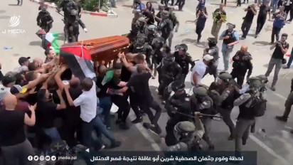 Pasukan Israel Pukuli Pelayat yang Membawa Jenazah Shireen Abu Akleh, Peti Hampir Jatuh