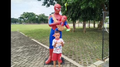 Patung Super Hero Warnai Alun-alun Purworejo