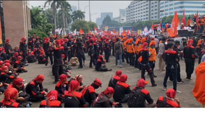 Massa Buruh Unjuk Rasa di Gedung DPR dan Suarakan 18 Tuntutan