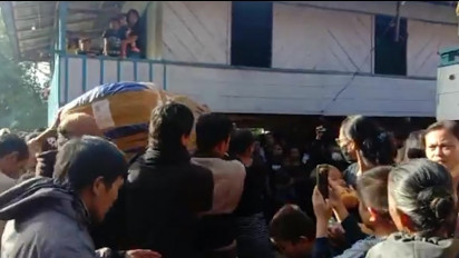 Tangis Histeris Keluarga Sambut Kedatangan Jenazah Sopir Truk Korban KKB