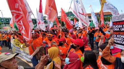 Peringati May Day, Ribuan Buruh Menggelar Aksi di Depan Kantor Gubernur Jatim dan Kantor DPRD Jatim