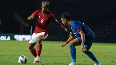 Kushedya Hari Yudo sedang berebut bola dengan pesepak bola Taiwan, LIng Cheng-Yi. Source: Antara
