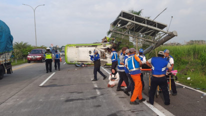 BREAKING NEWS: Kecelakaan Bus Pariwisata di Tol Surabaya-Mojokerto, 13 Orang Meninggal