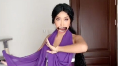 Lucinta Luna Parodikan Adegan Menari Badarawuhi dalam Film KKN di Desa Penari. Netizen: Untung Bukan Baharudin!