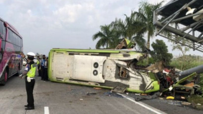 Kecelakaan Maut Bus Pariwisata di Tol Mojokerto 14 Meninggal Dunia, Pimpinan DPRD Surabaya Sampaikan Bela Sungkawa
