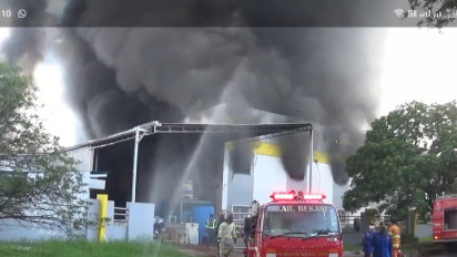 Sebuah Pabrik Plastik di Bekasi Ludes Terbakar