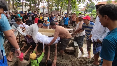 Tangis Haru Warnai Pemakaman Pasutri Ketua Panitia Tur - Kecelakaan Bus Pariwisata di Tol Mojokerto KM 712