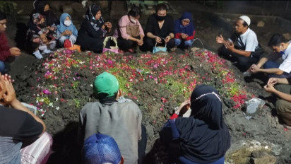 Kecelakaan Bus Maut di Mojokerto, Bapak Ibu dan Dua Anak Dimakamkan Satu Liang Lahat