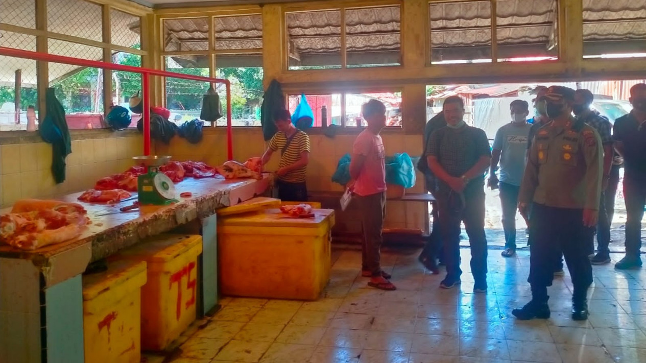 Hindari Penyakit Mulut dan Kuku pada Hewan, Kapolres dan Kadis Sidak ke RPH
            - galeri foto