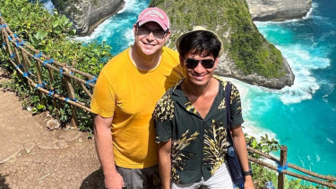 Deddy Corbuzier Pernah Undang Pasangan LGBT Chika-Yumi. Dipuja Netizen, Ragil Mahardika Sindir Lewat Instagram: Lesbian Fetish Kalian Semua