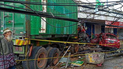 Truk Kontainer di Gresik Tabrak Mobil Ertiga, 1 Orang Meninggal Dunia