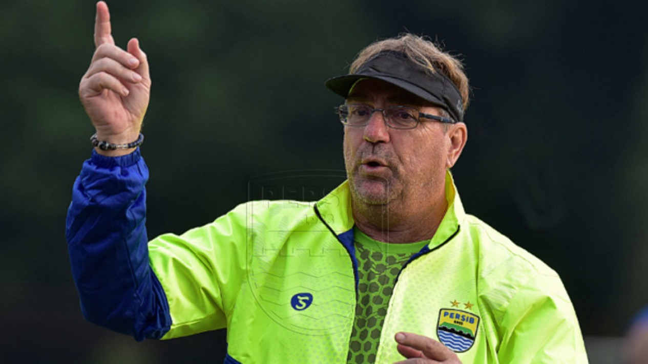 Pelatih Persib Ogah 'Beli Kucing dalam Karung', Tak Mau Buru-buru Rekrut Ryo Miyazaki
            - galeri foto