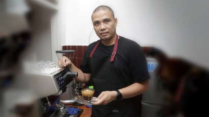 Mantan Pelatih Kiper ini Beralih ke Barista Selama Jeda Kompetisi