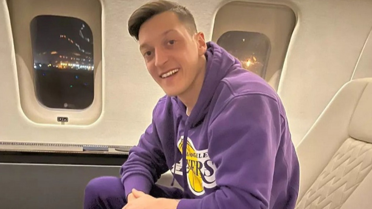 Mesut Ozil Serius Akan Datang ke Indonesia, Sapa Netizen Pakai Bahasa Indonesia
            - galeri foto