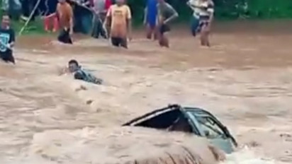 Kendaraannya Terseret Luapan Sungai, 2 Penambang Pasir Terjebak di Arus Deras