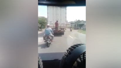 Viral Pria Bergelantungan di Belakang Truk Kontainer, Dikira Bajing Loncat Ternyata ODGJ