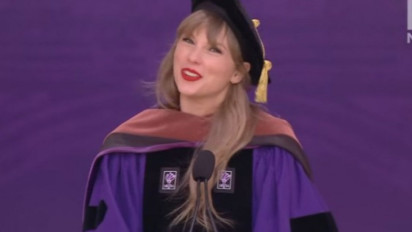 Terima Gelar Doktor Kehormatan dari NYU, Taylor Swift Curhat Pengalaman Tak Pernah Pergi Kuliah