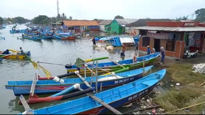 Akibat Banjir Rob, Ratusan Nelayan di Cilacap Gagal Melaut