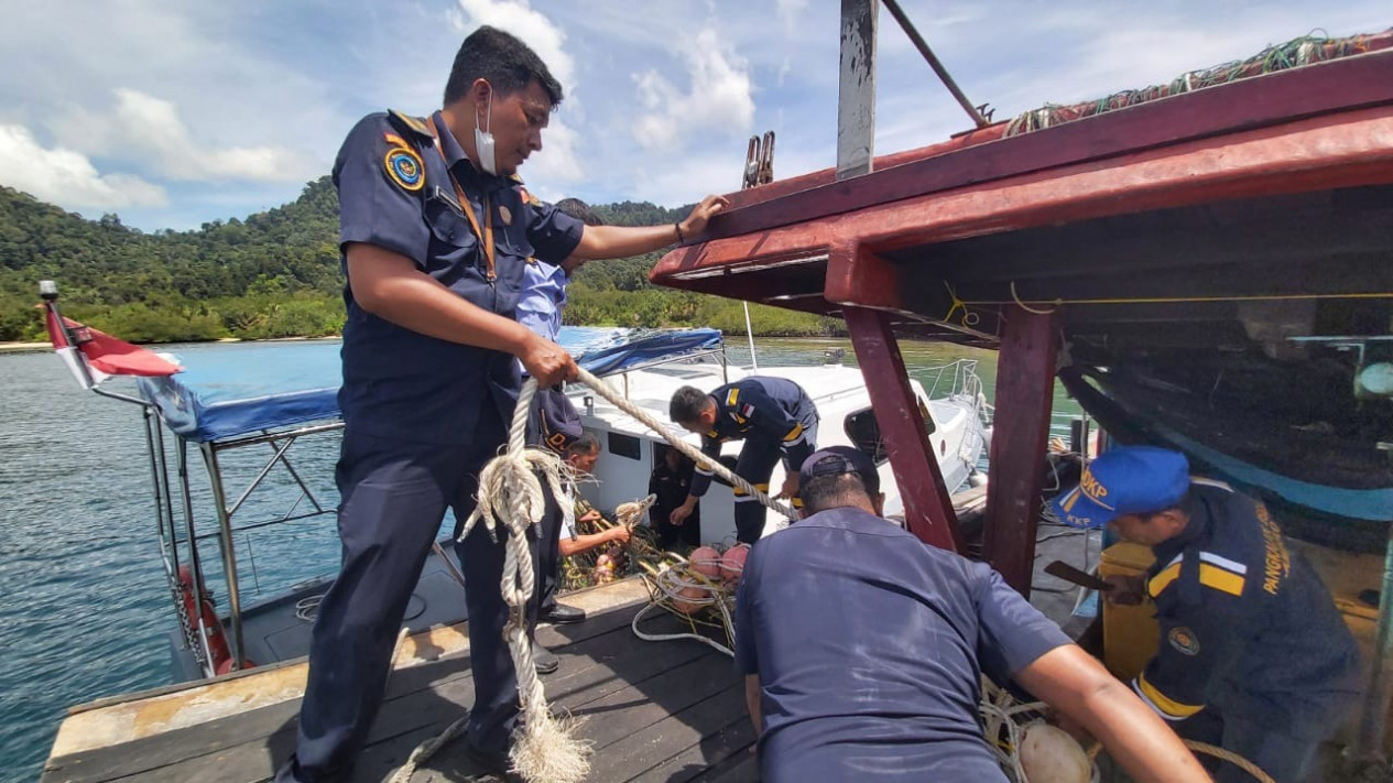 Gunakan Alat Tangkap Trawl, PSKDP Lampulo Amankan Dua Kapal Nelayan
            - galeri foto
