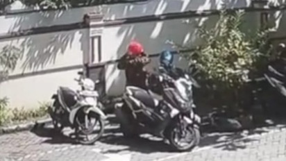 Viral, Oknum Pengendara Motor Plat Merah Curi Helm di Parkir Pengadilan Agama Kabupaten Brebes
