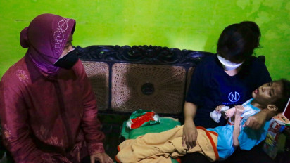 Mensos Risma Kunjungi Anak yang Menderita Infeksi Selaput Otak di Klaten