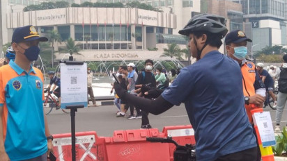 Masuk Kawasan CFD, Warga Tetap Scan Code PeduliLindungi