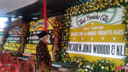 Ratusan Karangan Bunga Ucapan Belasungkawa Penuhi Rumah Duka Achmad Yurianto