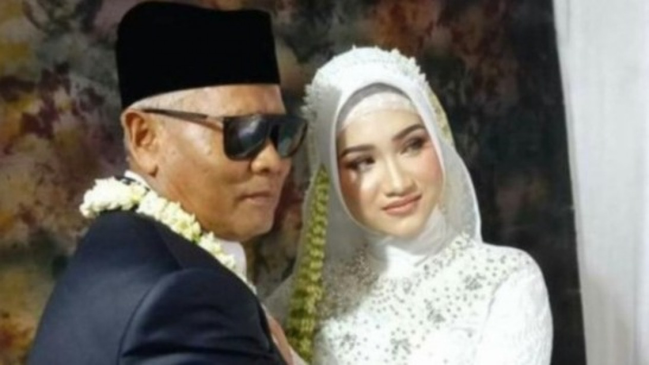 Haji Sondani Gelar Tradisi Pindahan Usai Menikahi Gadis 19 Tahun
            - galeri foto