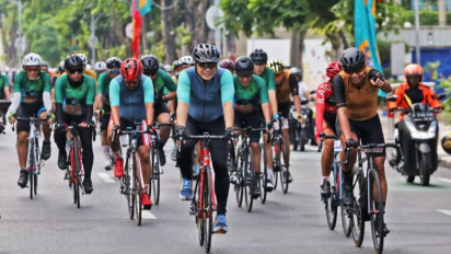 Eri-Armuji Kenalkan Wisata Surabaya ke Peserta Bromo KOM Challenge